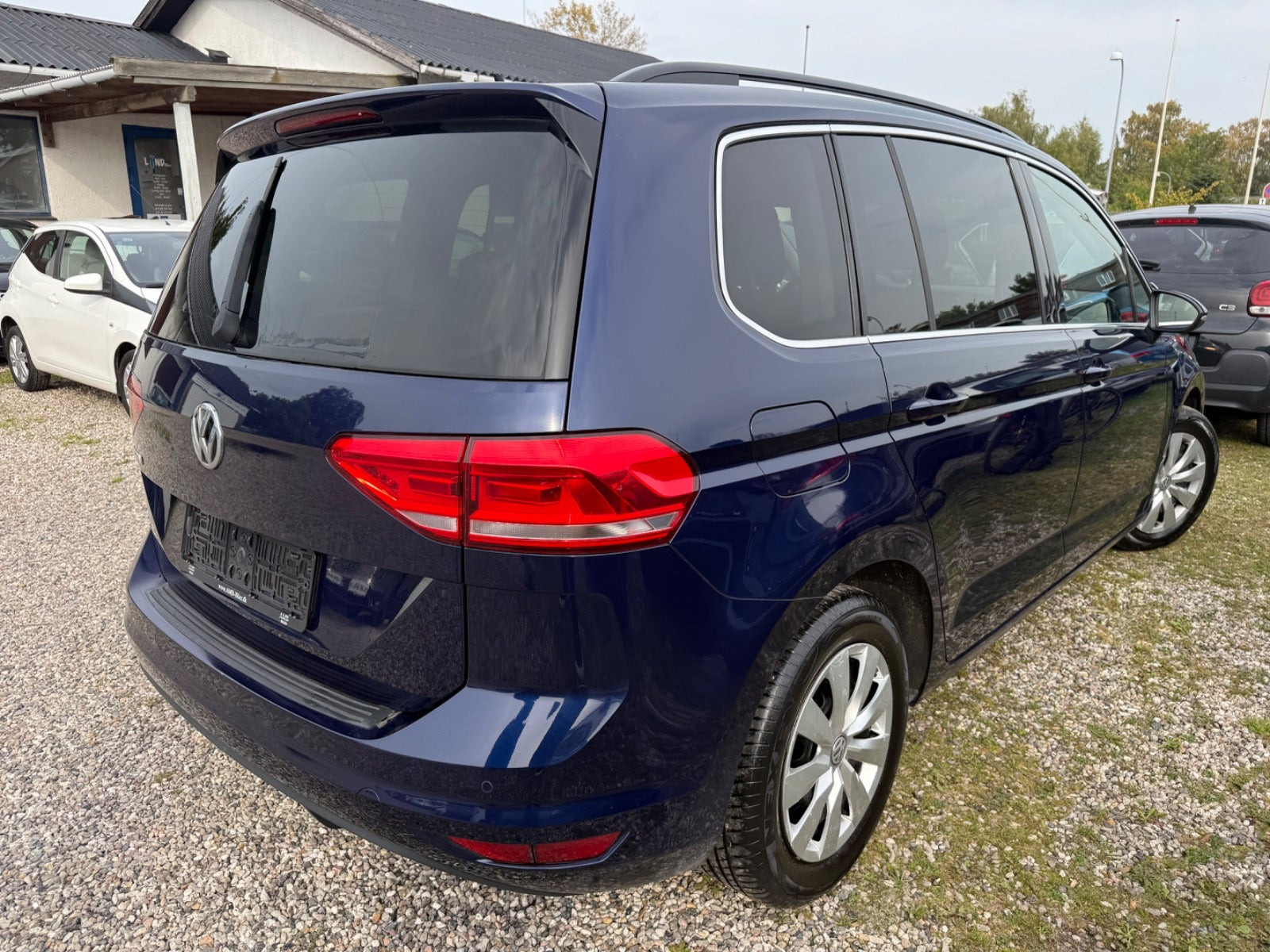 Blå VW Touran fra 2019