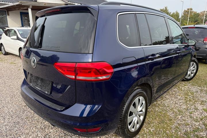 Blå VW Touran fra 2019