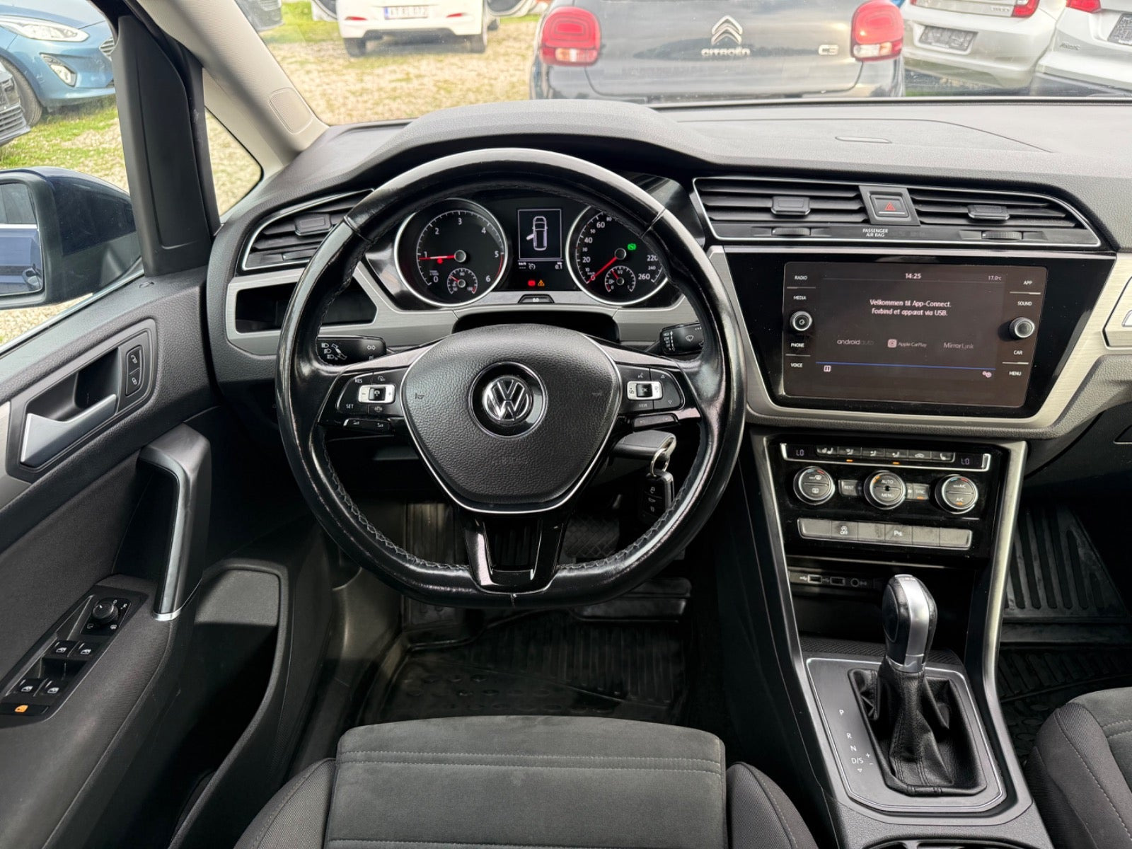 Blå VW Touran fra 2019