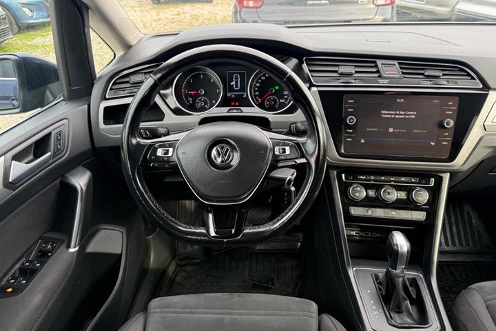 Blå VW Touran fra 2019