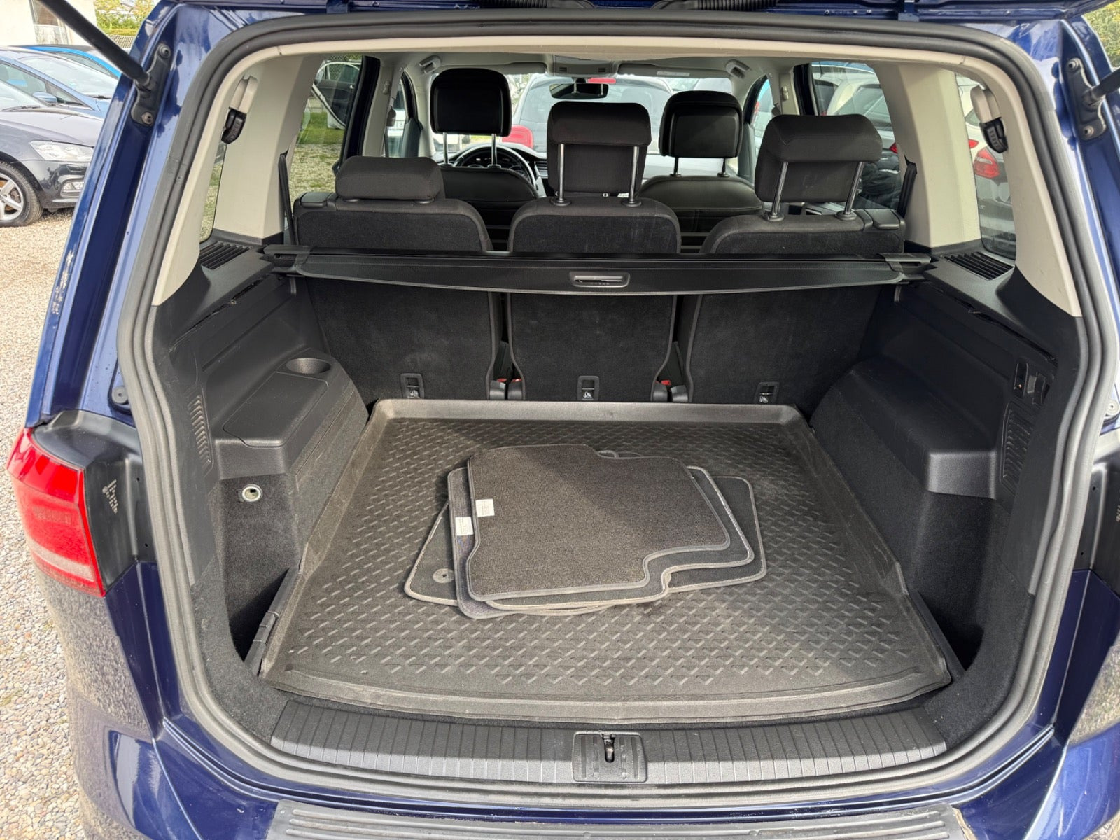 Blå VW Touran fra 2019