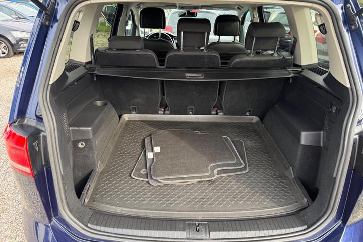 Blå VW Touran fra 2019