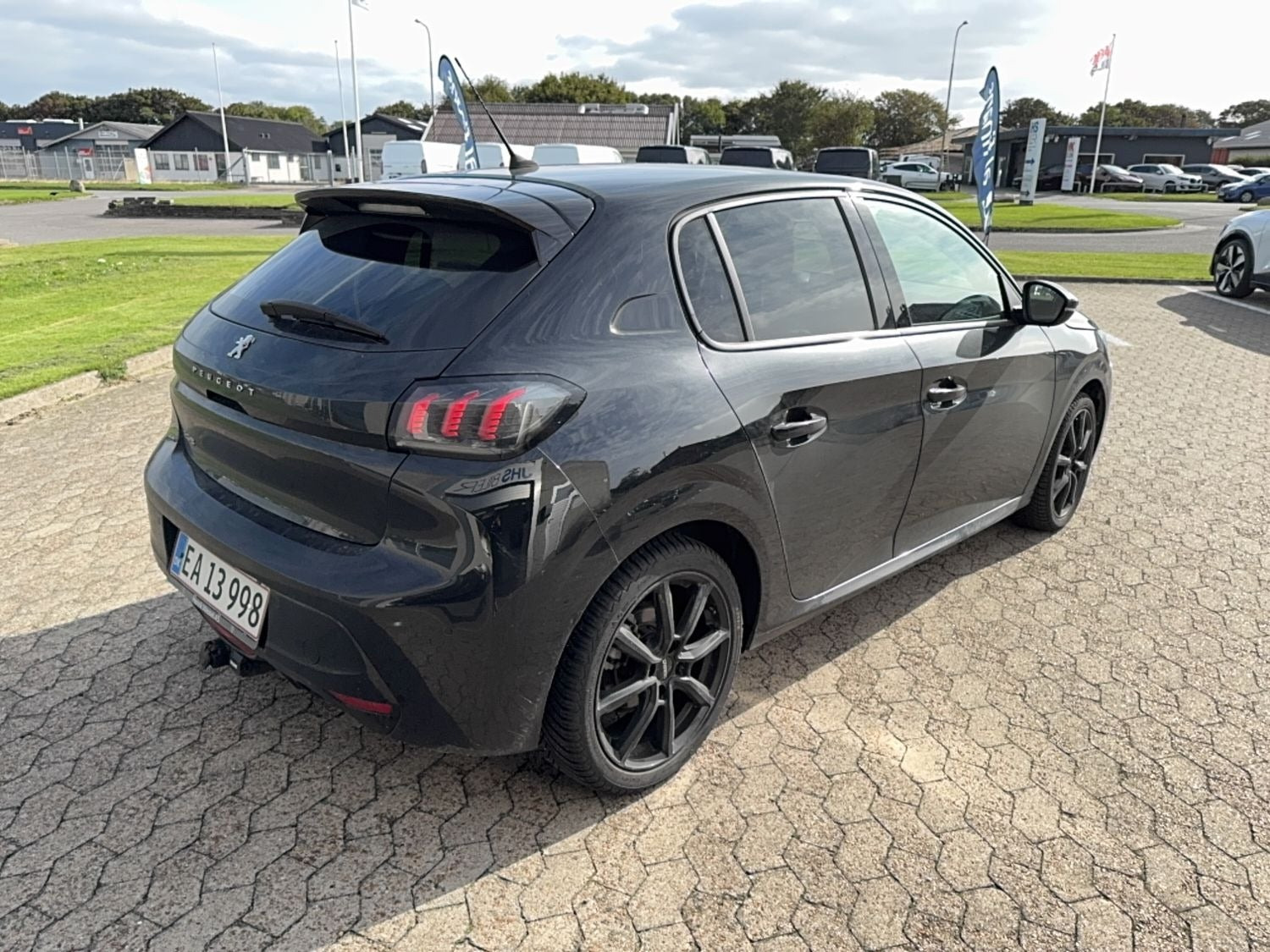 Sort Peugeot 208 fra 2023