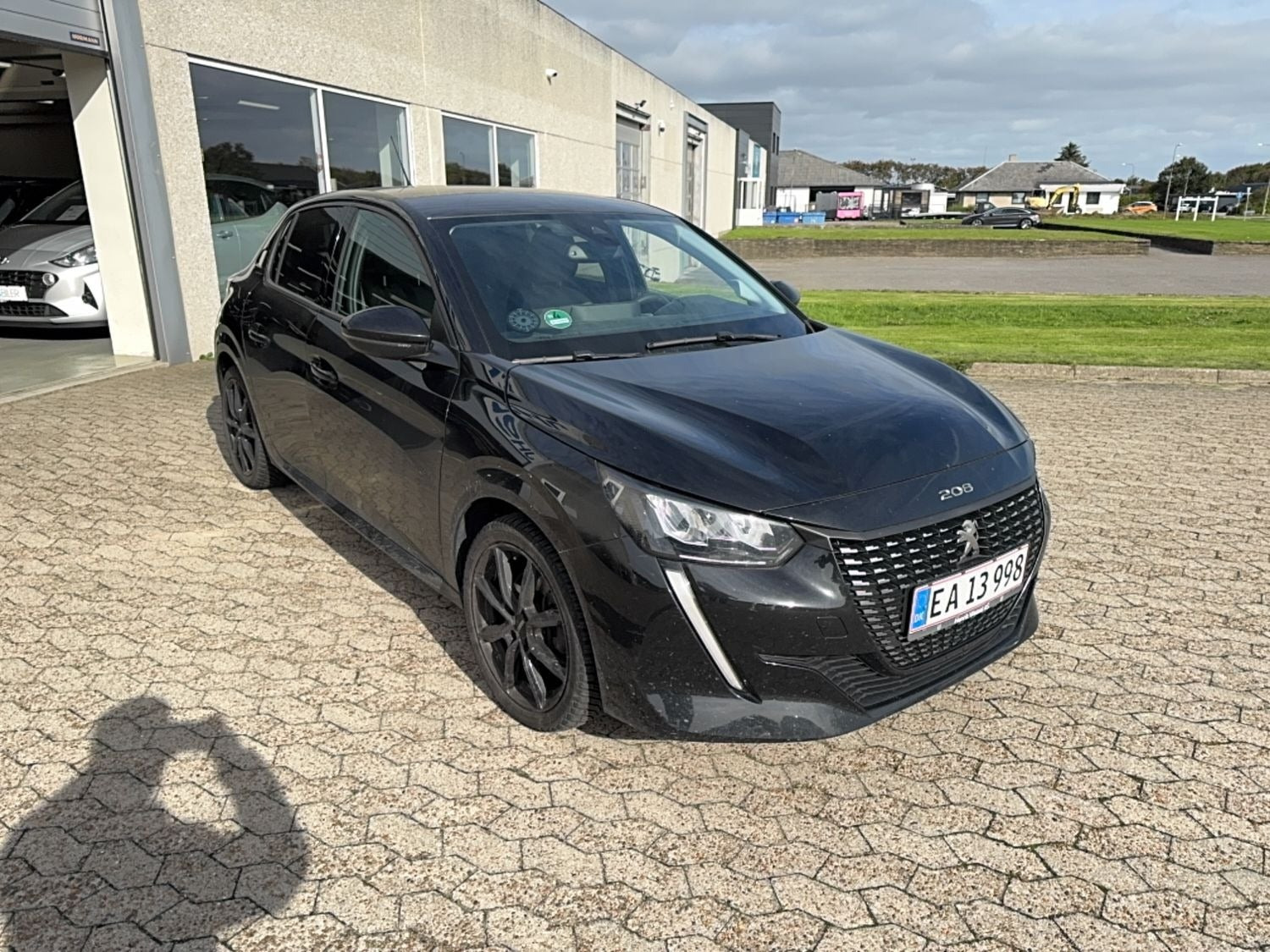 Sort Peugeot 208 fra 2023