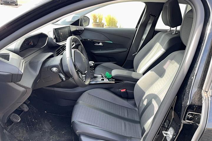 Sort Peugeot 208 fra 2023
