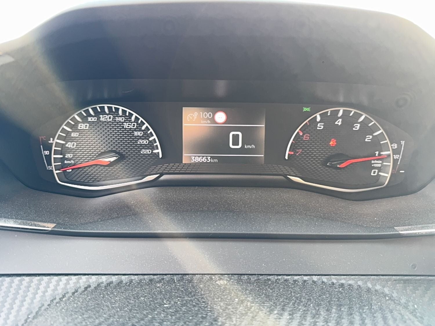 Sort Peugeot 208 fra 2023