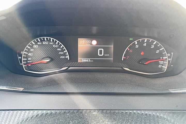 Sort Peugeot 208 fra 2023