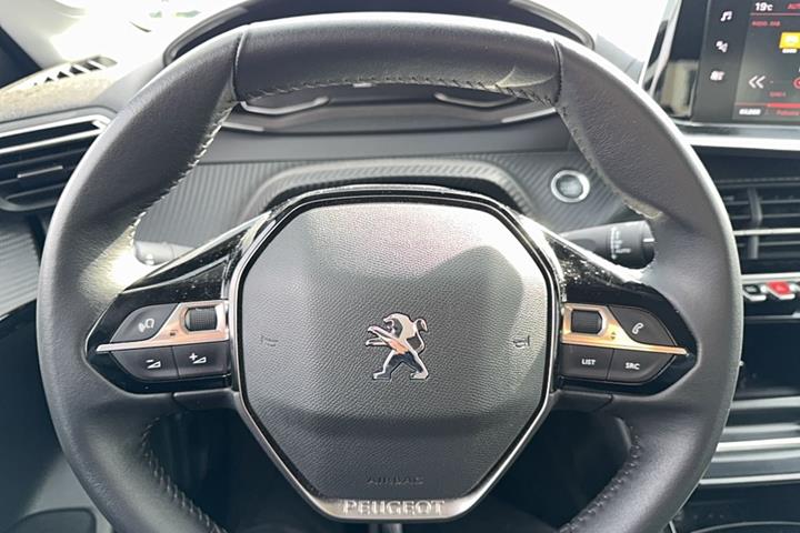 Sort Peugeot 208 fra 2023