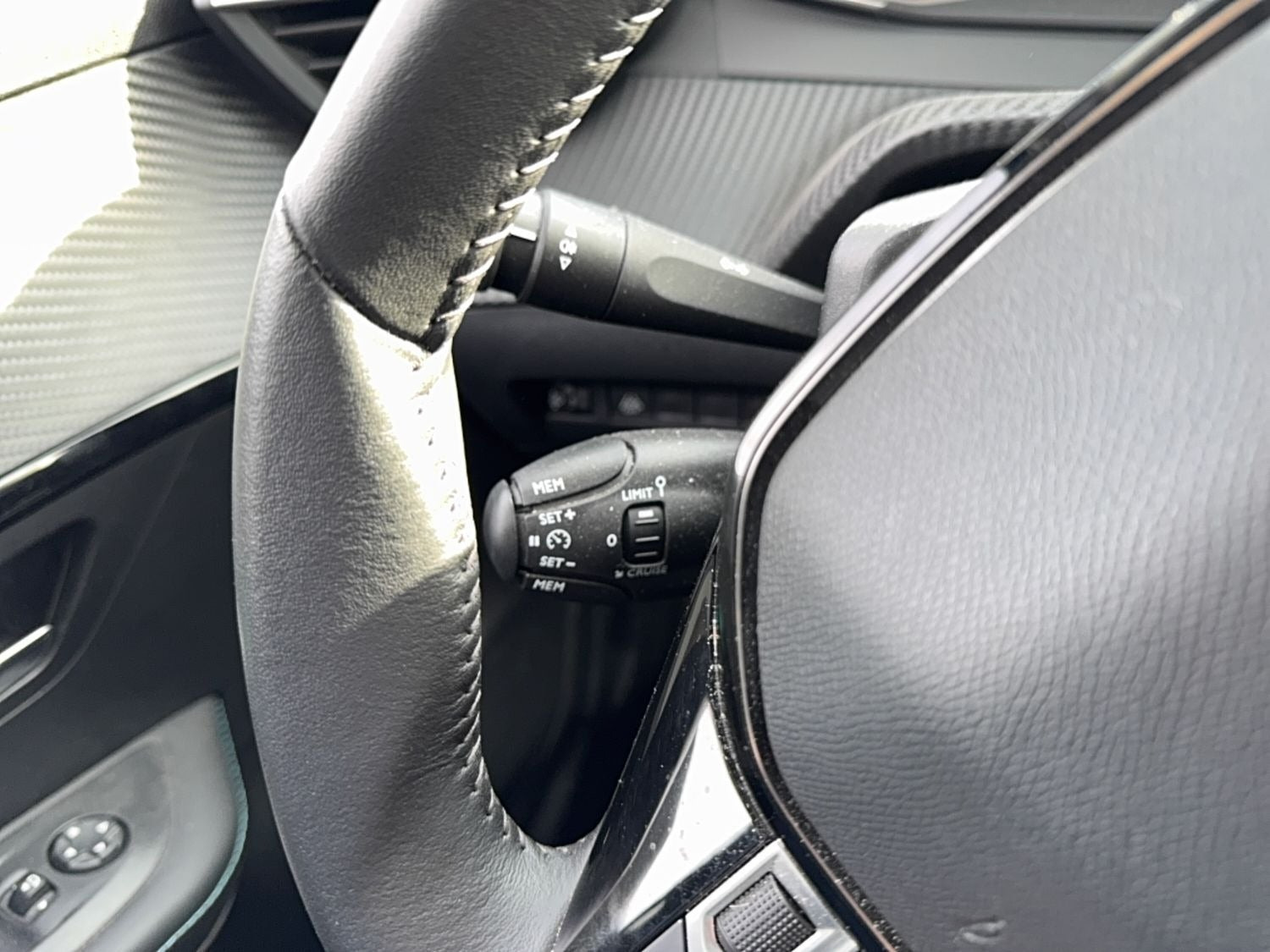 Sort Peugeot 208 fra 2023