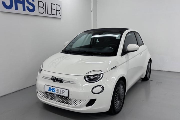 Hvid Fiat 500e fra 2023 set udefra