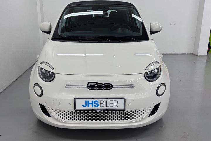 Hvid Fiat 500e fra 2023
