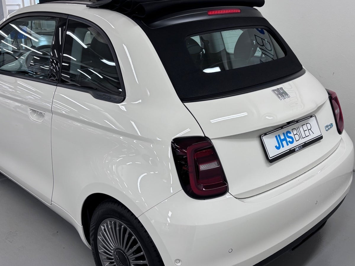 Hvid Fiat 500e fra 2023