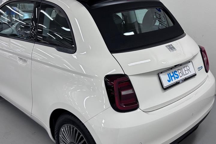 Hvid Fiat 500e fra 2023