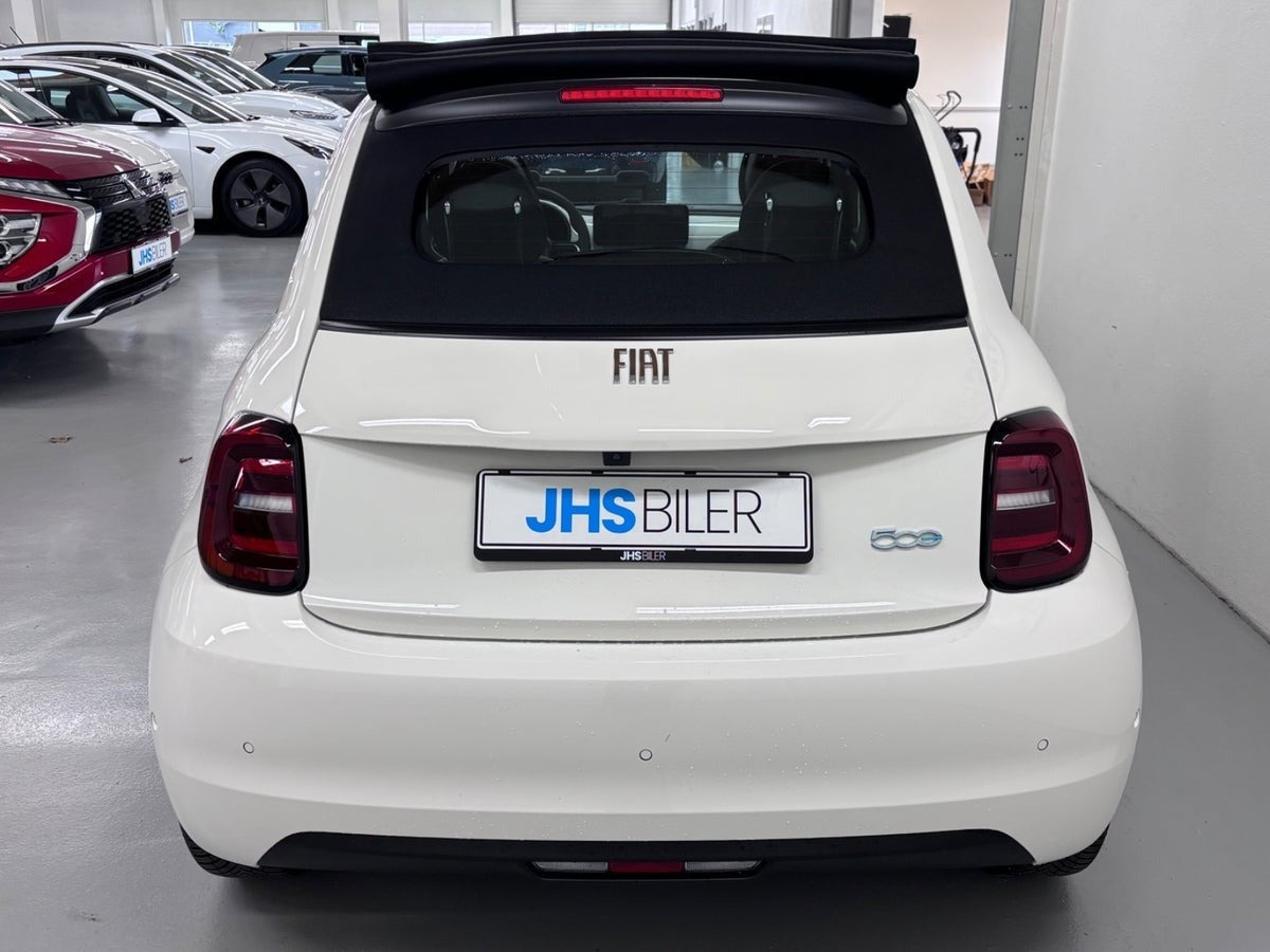 Hvid Fiat 500e fra 2023