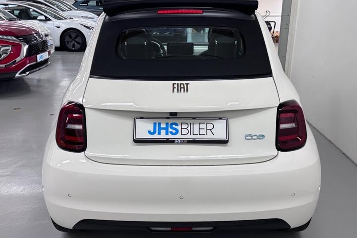 Hvid Fiat 500e fra 2023