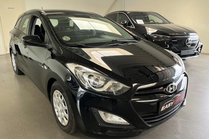 Grøn Hyundai i30 fra 2014 set udefra