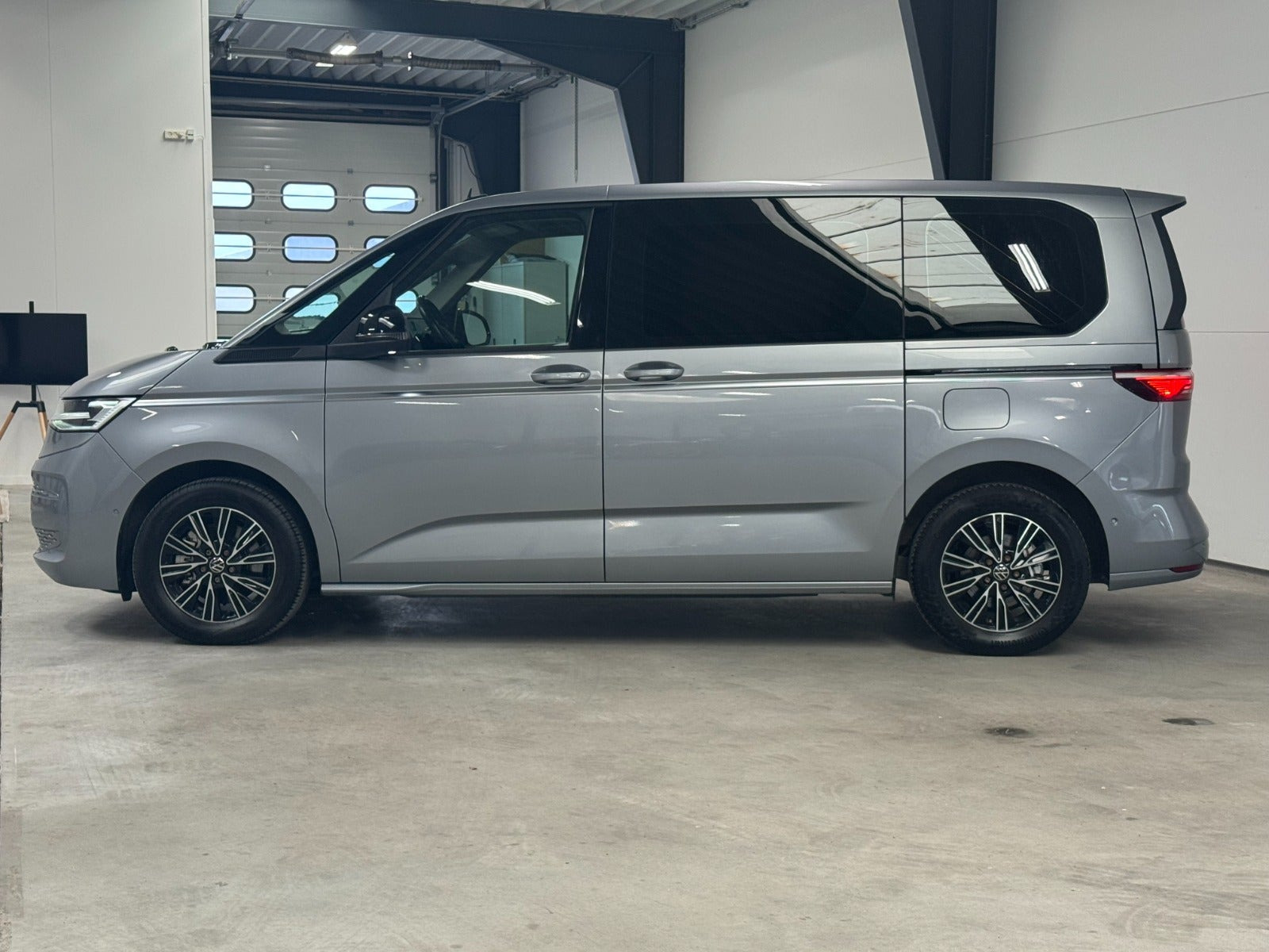 Grå VW Multivan fra 2022