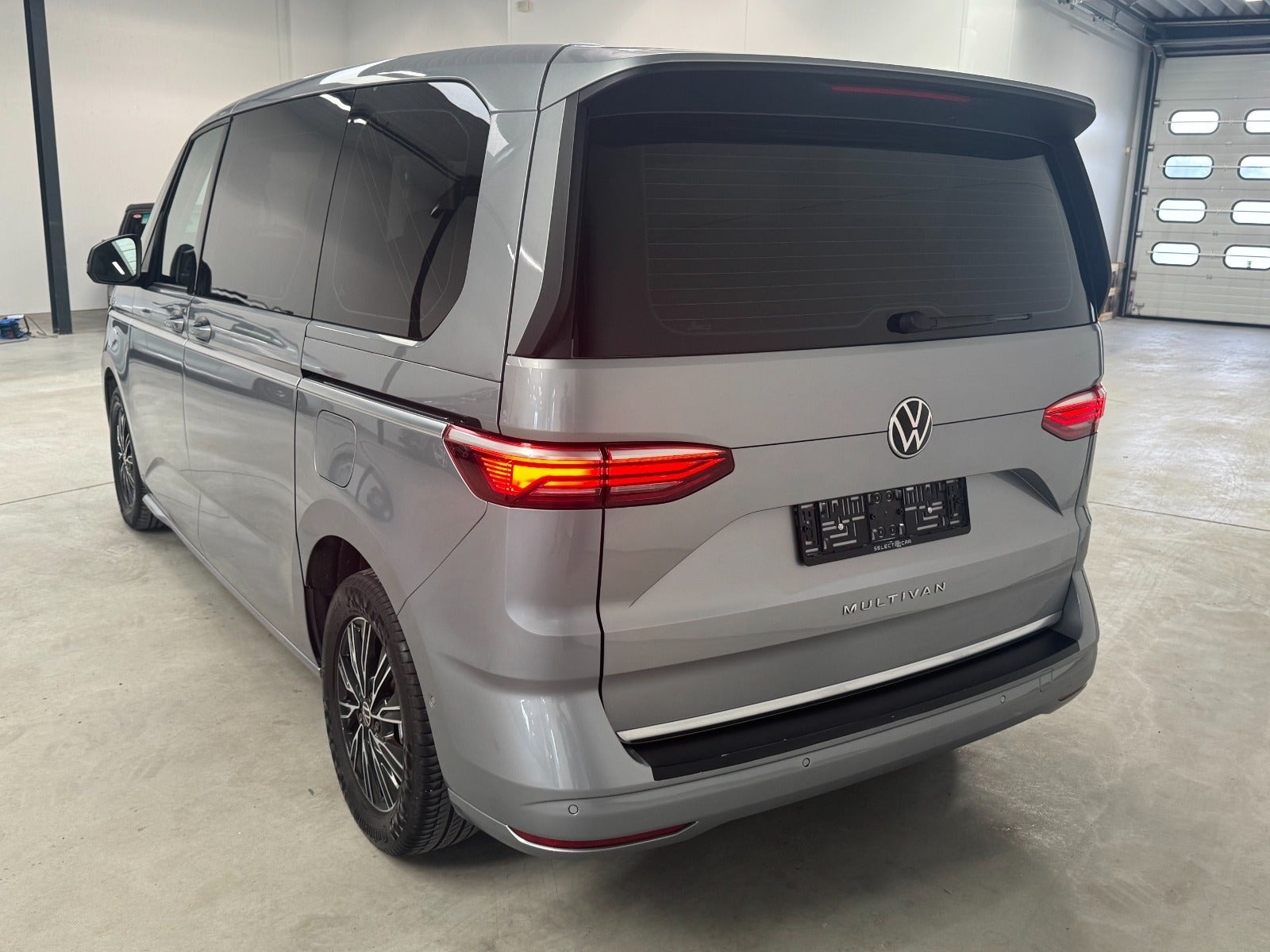 Grå VW Multivan fra 2022