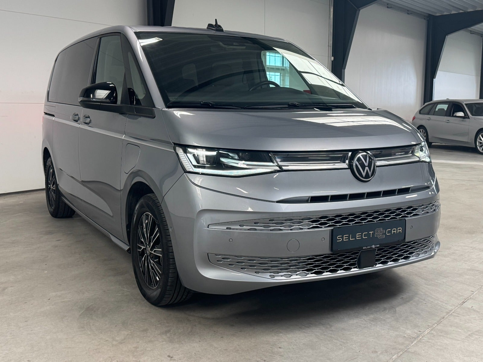Grå VW Multivan fra 2022