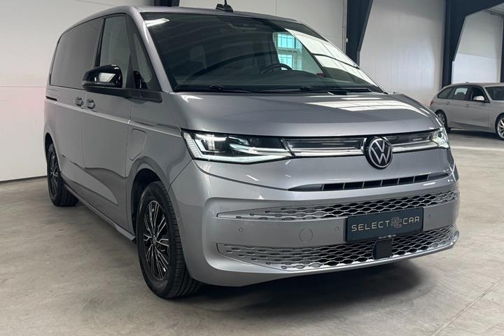 Grå VW Multivan fra 2022