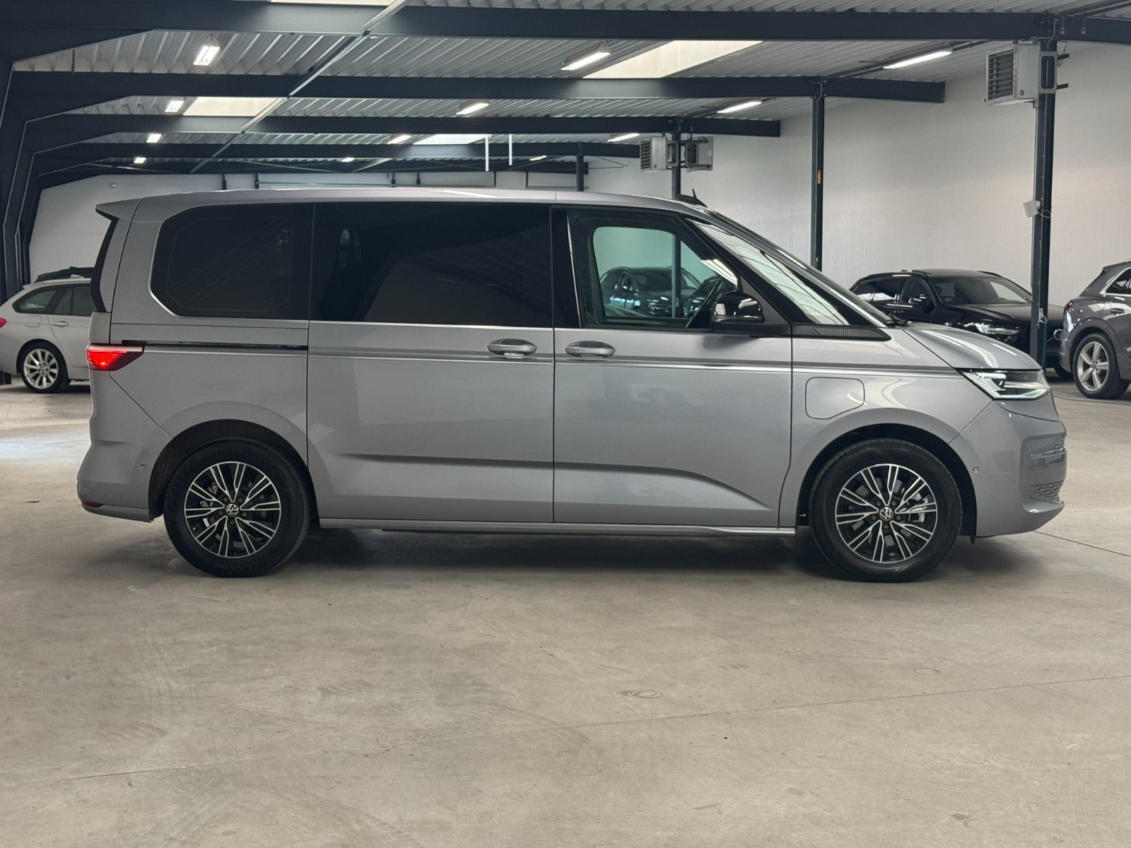 Grå VW Multivan fra 2022