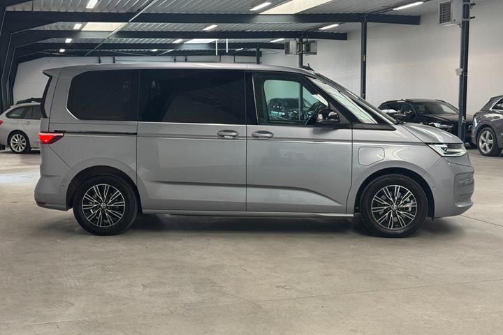 Grå VW Multivan fra 2022