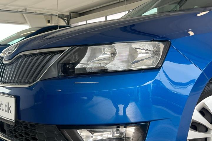 Blå Skoda Rapid fra 2019