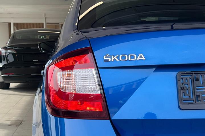 Blå Skoda Rapid fra 2019