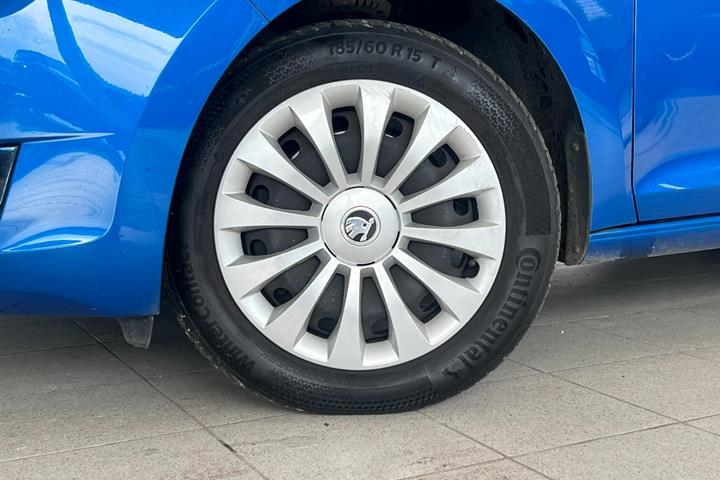 Blå Skoda Rapid fra 2019