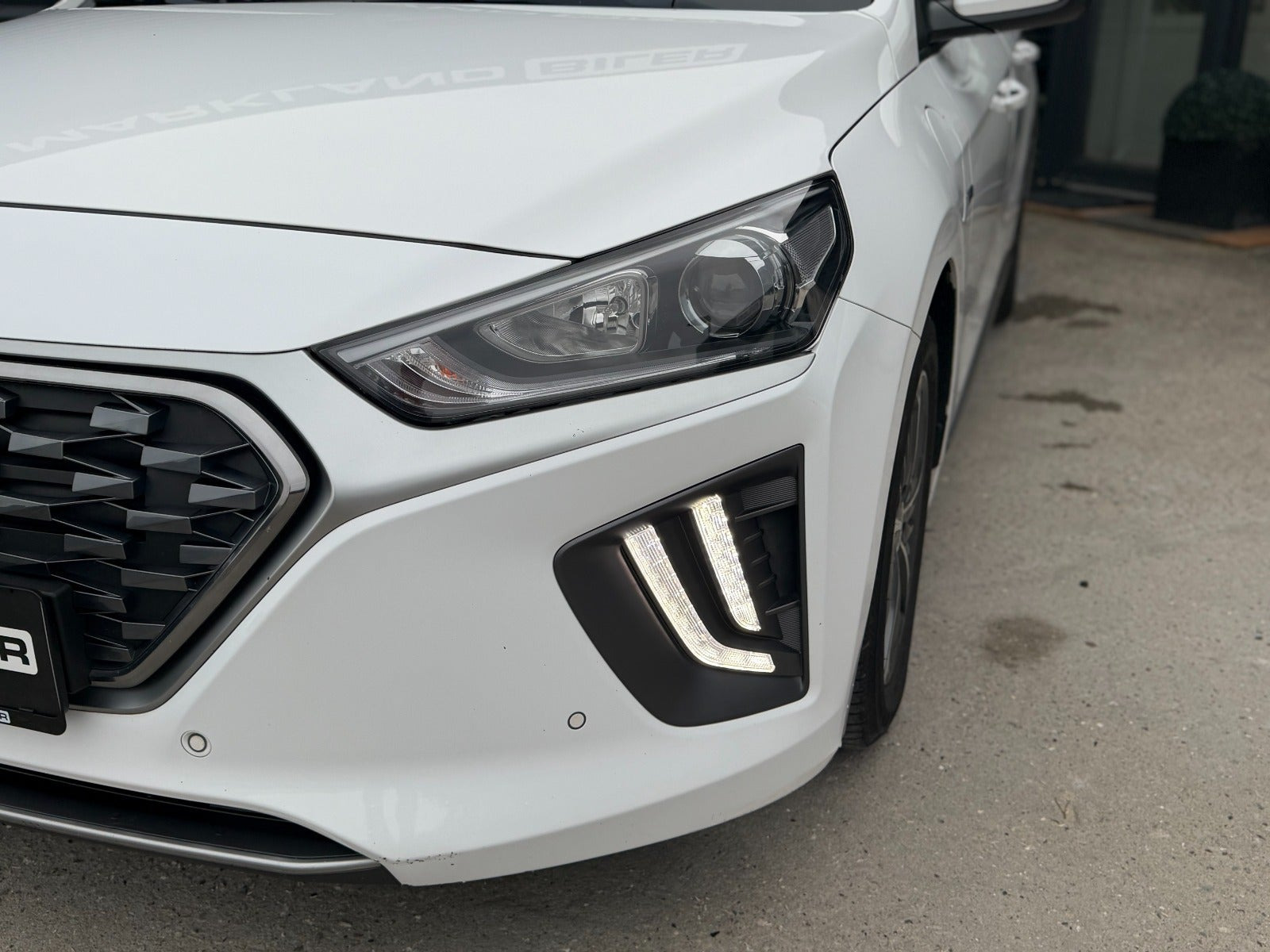 Hvid Hyundai Ioniq fra 2020