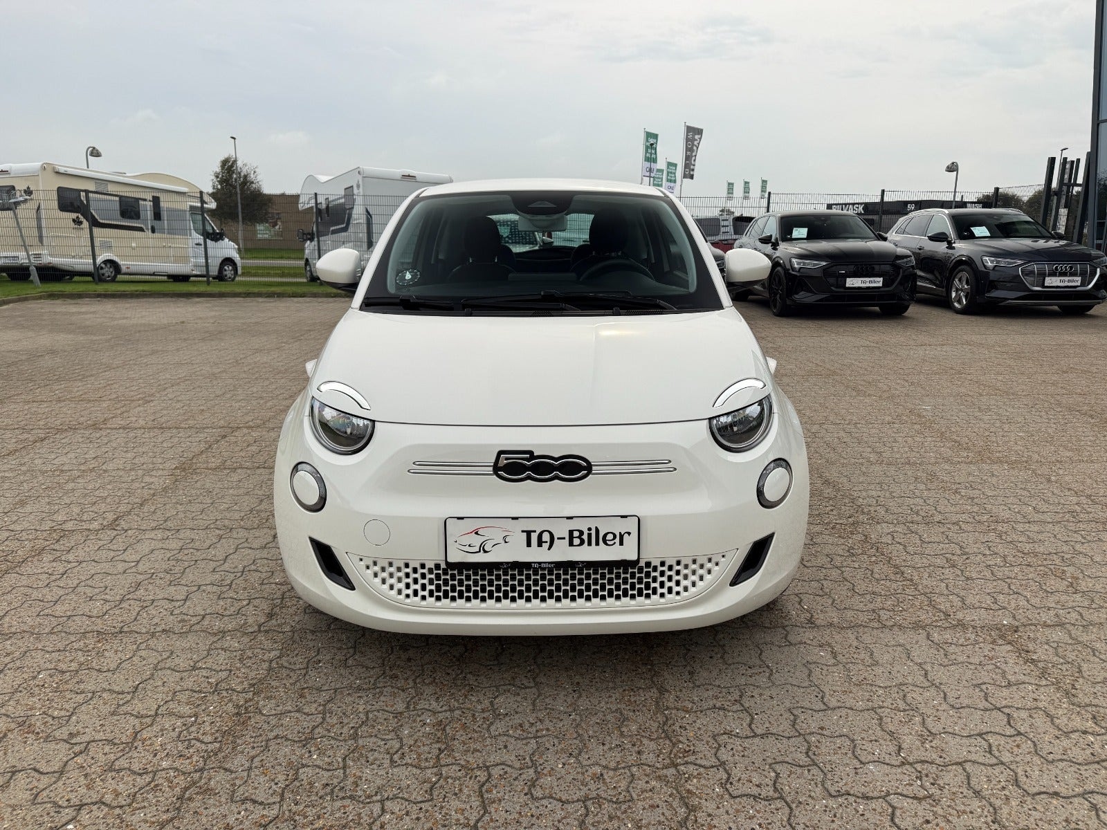 Hvid Fiat 500e fra 2024