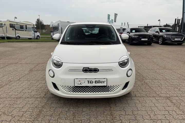 Hvid Fiat 500e fra 2024