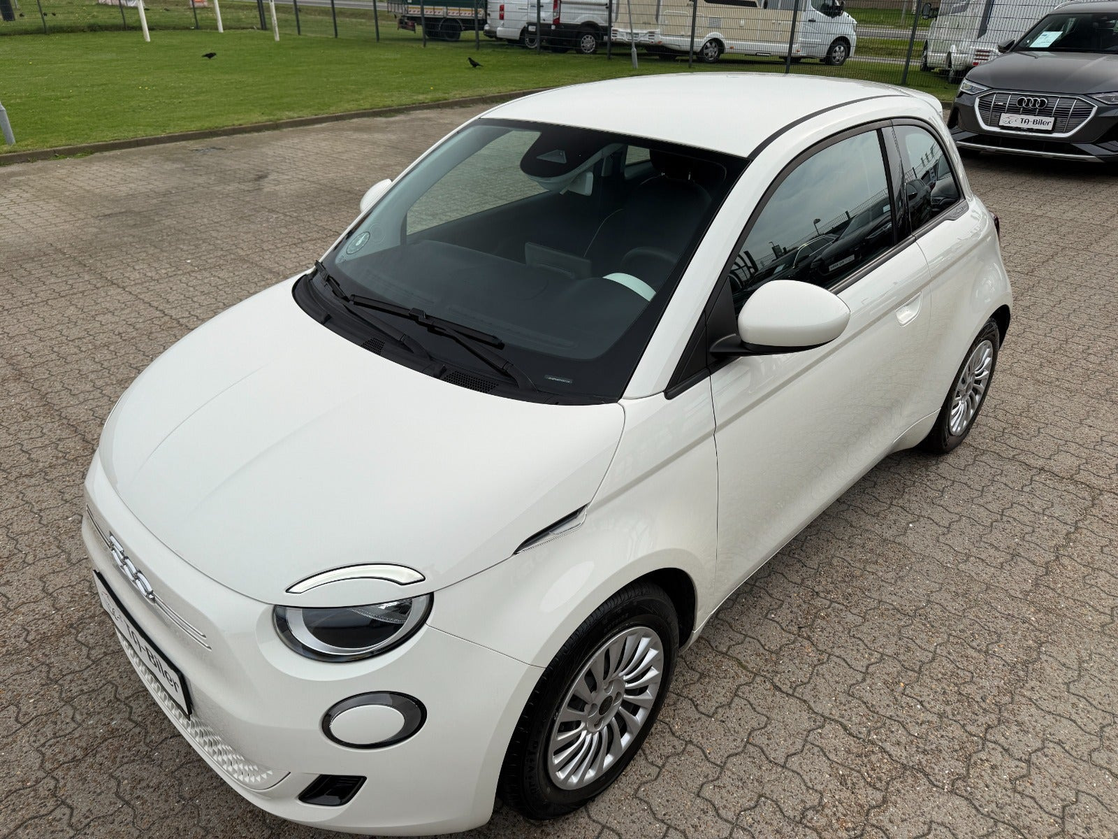 Hvid Fiat 500e fra 2024