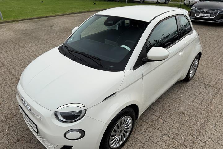 Hvid Fiat 500e fra 2024