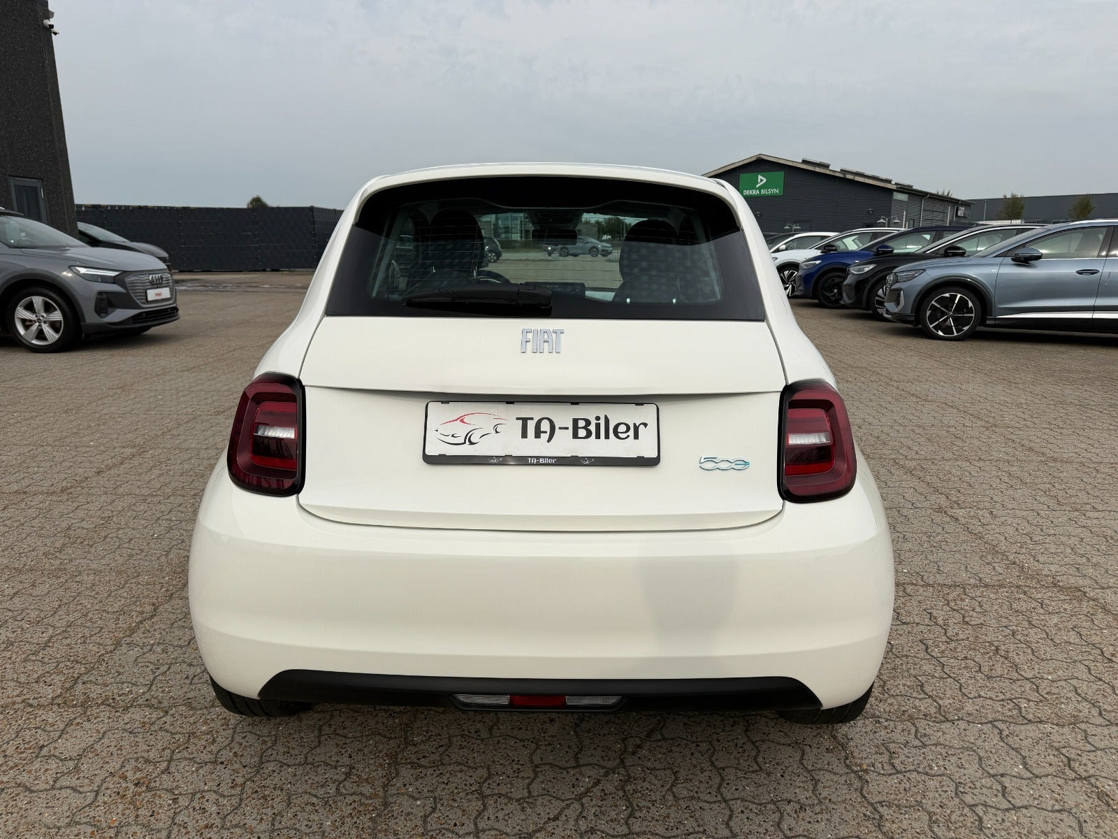 Hvid Fiat 500e fra 2024