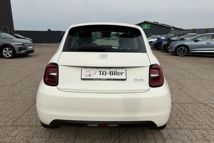 Hvid Fiat 500e fra 2024