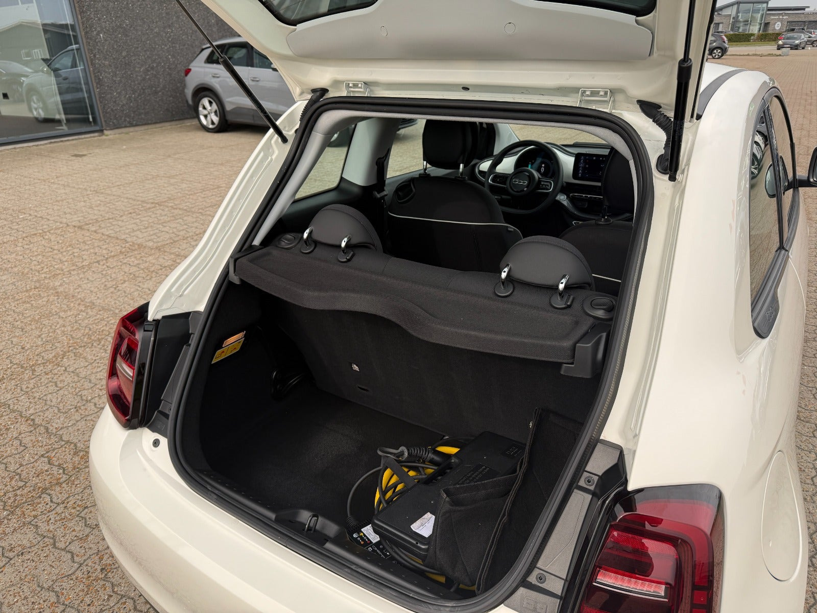 Hvid Fiat 500e fra 2024