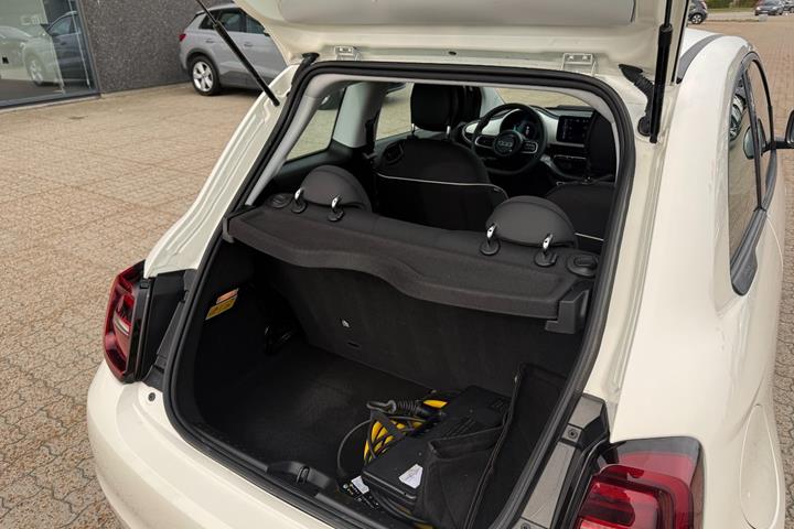 Hvid Fiat 500e fra 2024