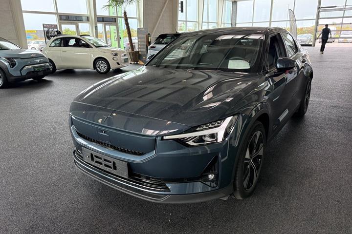 Blå Polestar 2 fra 2024