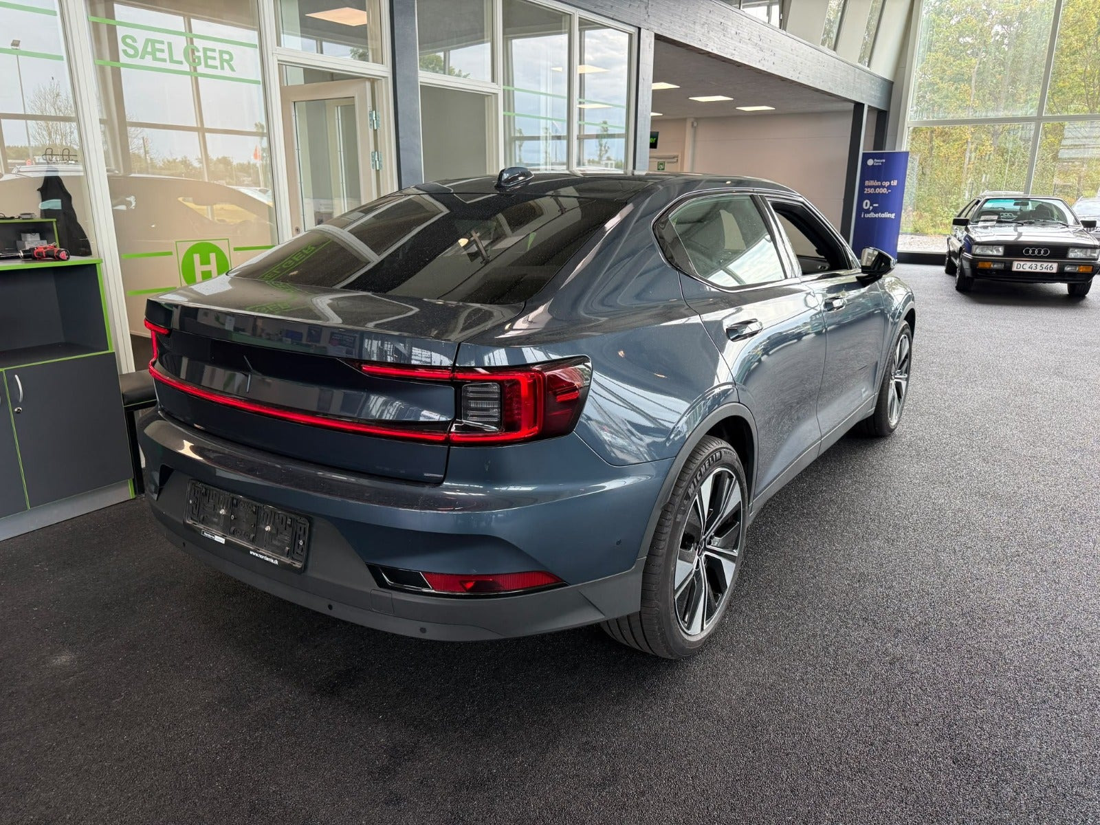 Blå Polestar 2 fra 2024