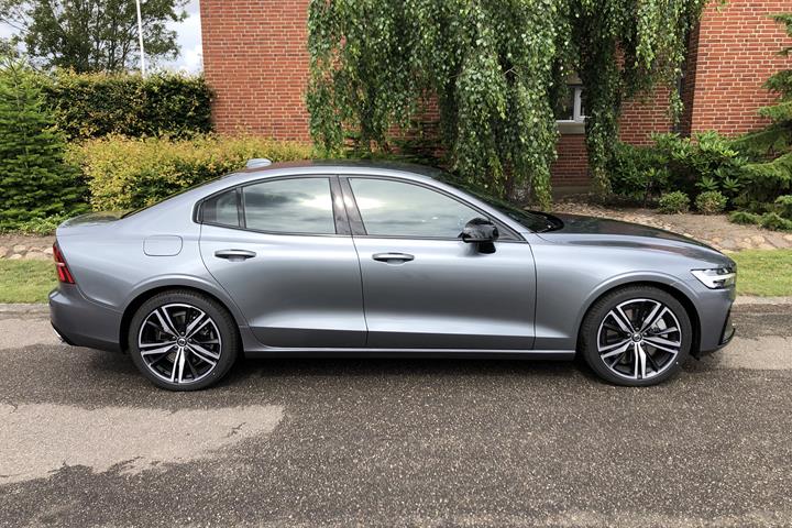 Grå Volvo S60 fra 2020