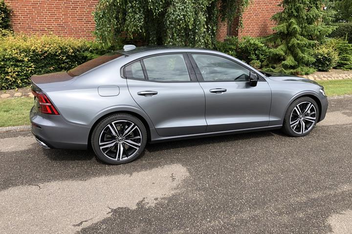 Grå Volvo S60 fra 2020