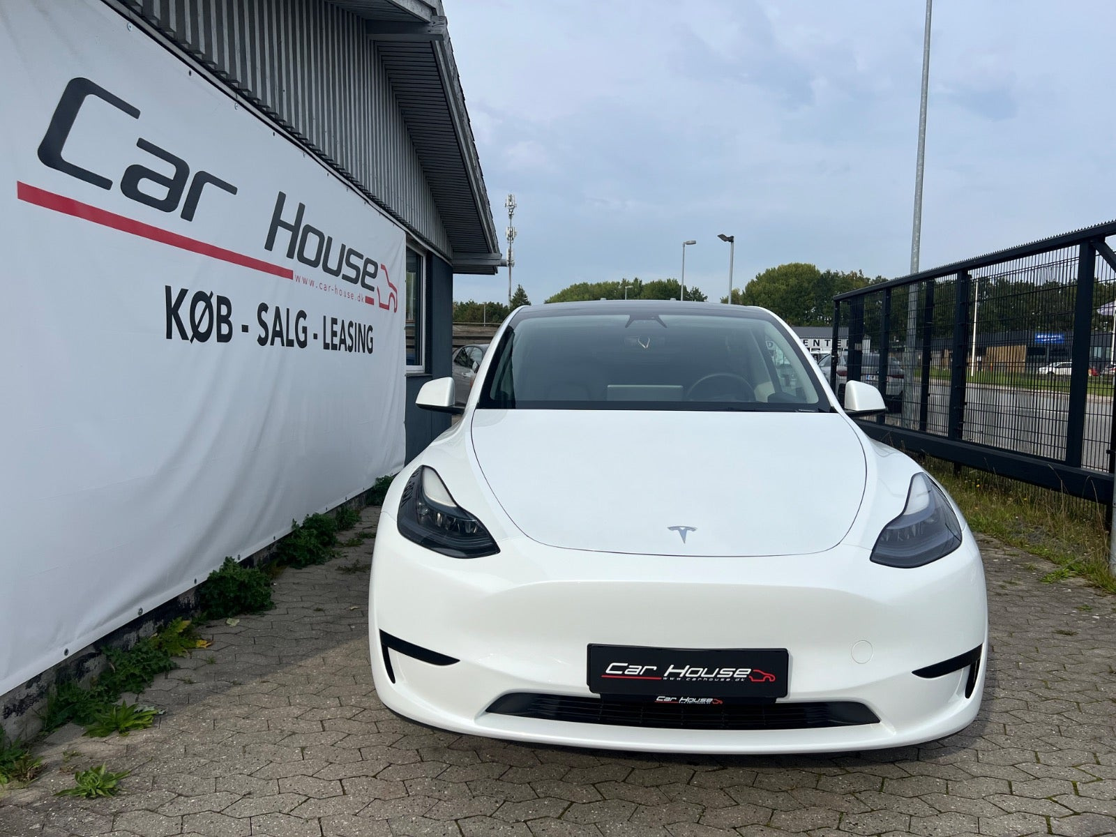 Hvid Tesla Model Y fra 2022
