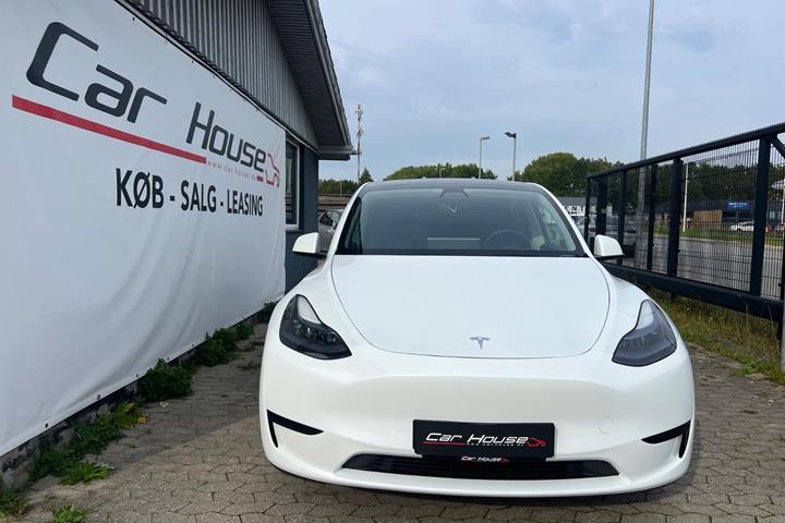 Hvid Tesla Model Y fra 2022