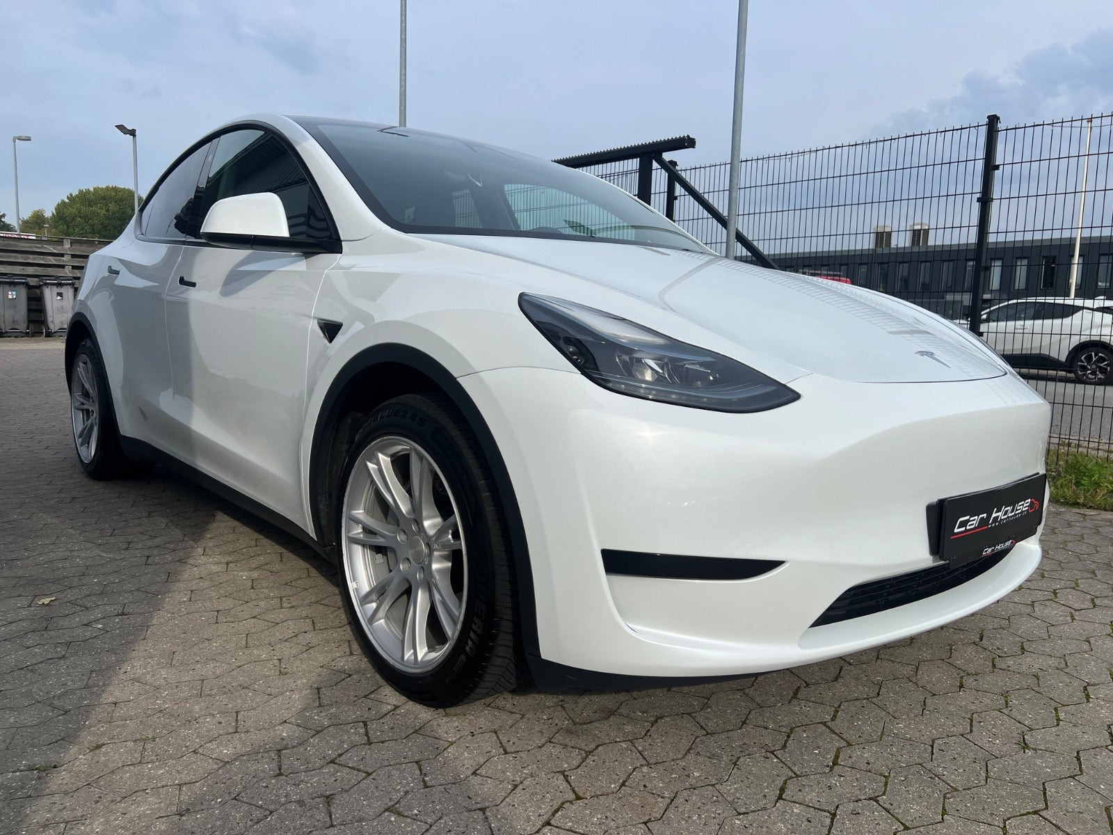 Hvid Tesla Model Y fra 2022