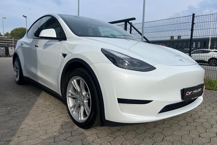 Hvid Tesla Model Y fra 2022