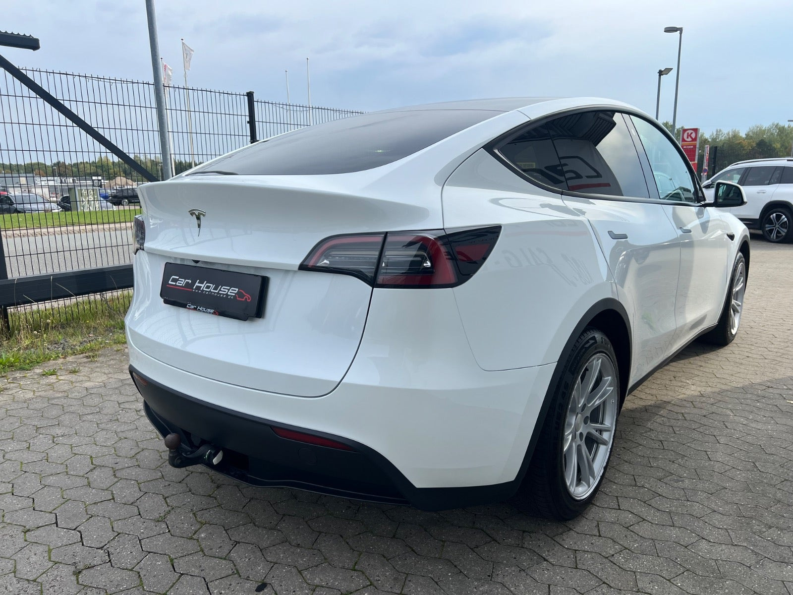 Hvid Tesla Model Y fra 2022