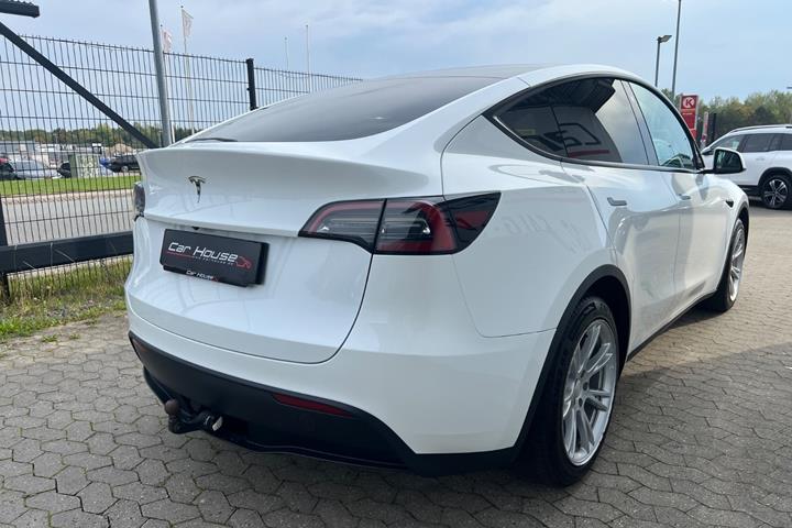 Hvid Tesla Model Y fra 2022