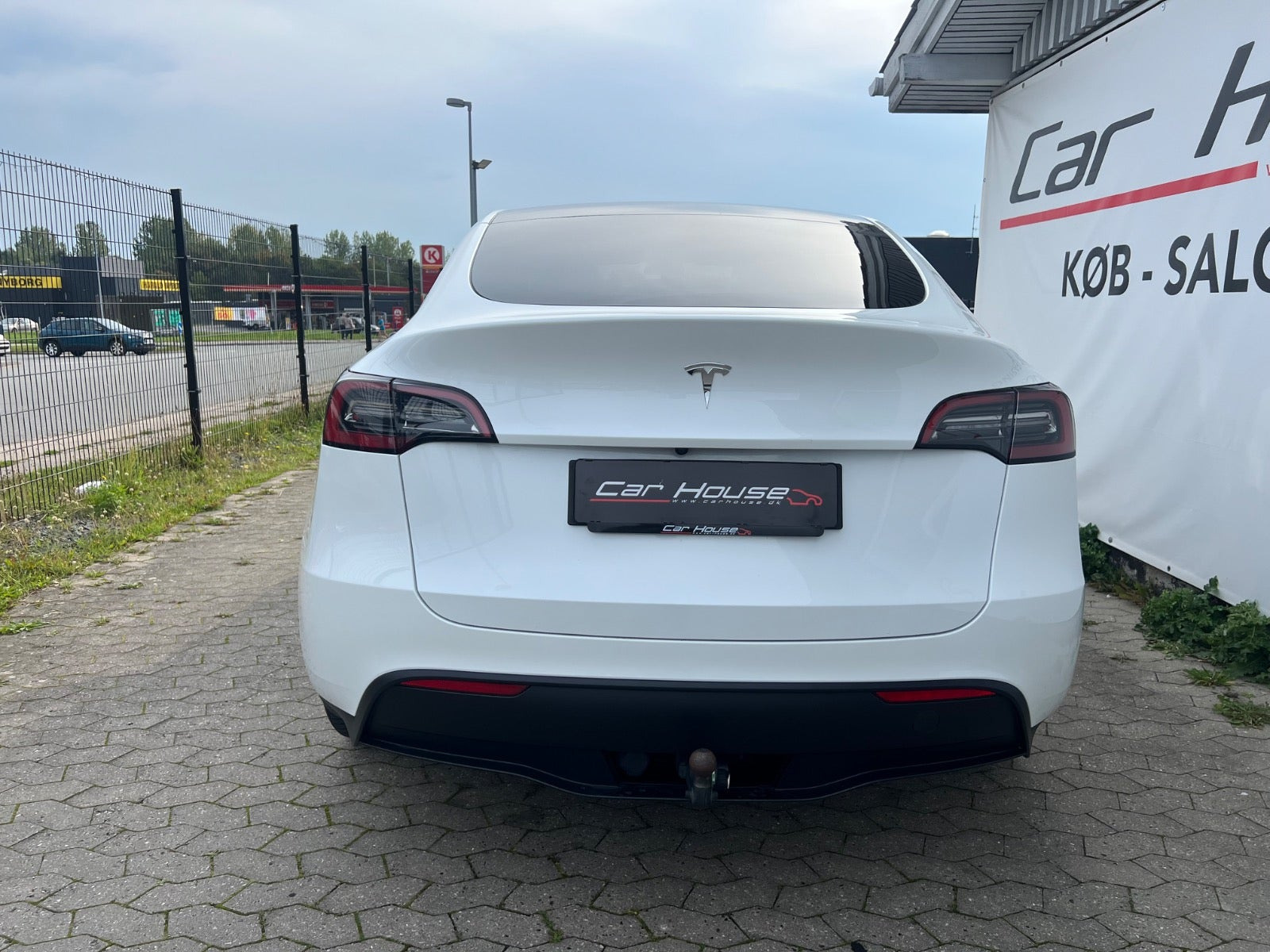 Hvid Tesla Model Y fra 2022