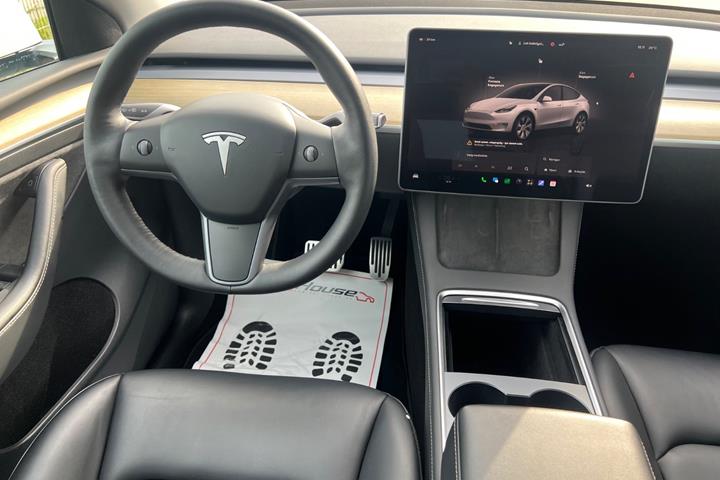 Hvid Tesla Model Y fra 2022